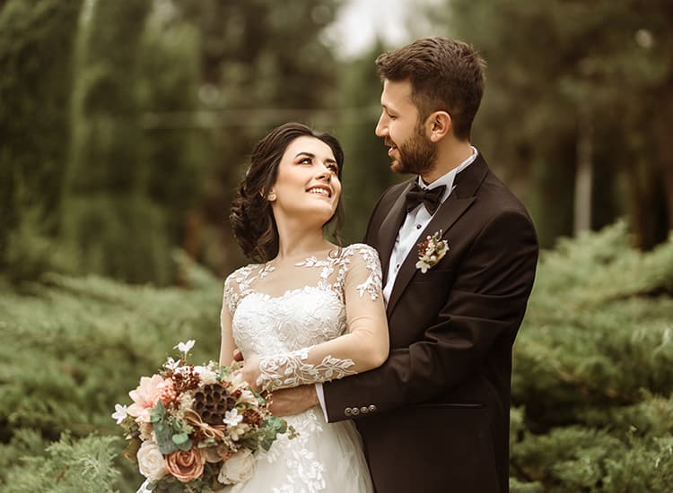 Gürçin Kurul tarafından orman dokusu içinde fotoğraflanan çift