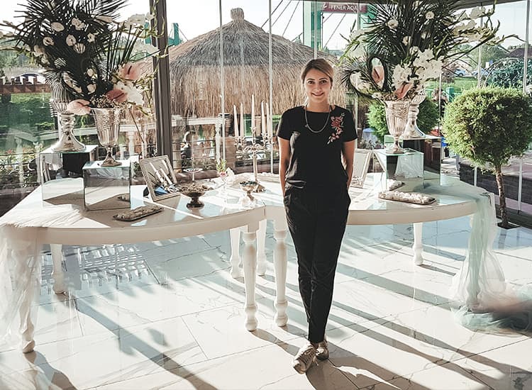 Magie Concept Flowers'ın çiçeklerle hazırladığı davet sunumu